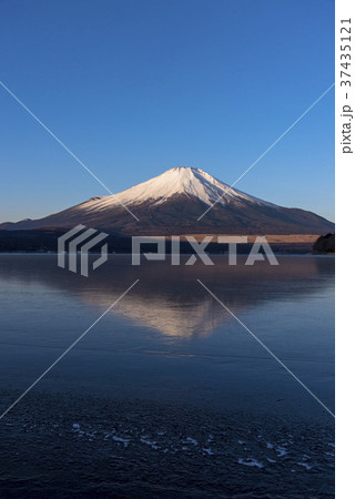 厳冬期の山中湖より富士山の朝 37435121