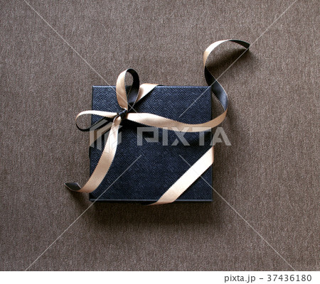 黒革のボックス ゴールドリボン ブラウン布 黒革のボックス ゴールドリボン ブラウン布 37436180