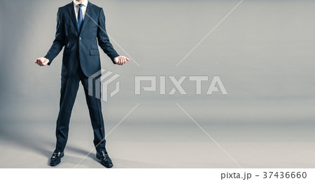 立っているビジネスマン 立っているビジネスマン 37436660