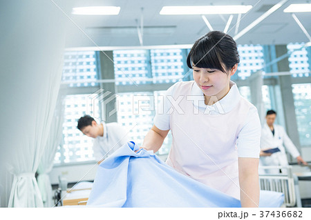 若い女性、介護士、病院、専門学校 37436682
