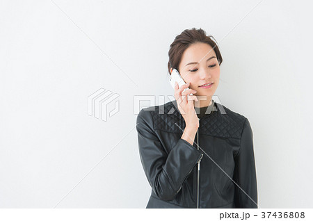 レザージャケットを着た女性 37436808