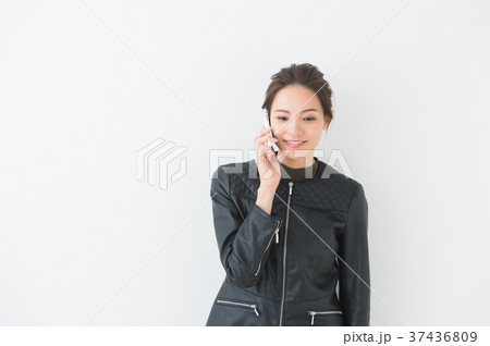 レザージャケットを着た女性 37436809