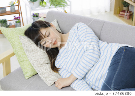 ソファで眠る若い女性 ソファで眠る若い女性 37436880