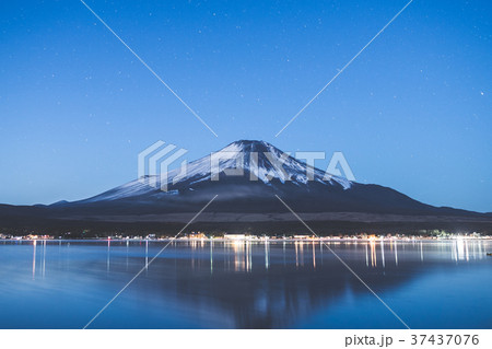 富士山と山中湖の夜景 富士山と山中湖の夜景 37437076