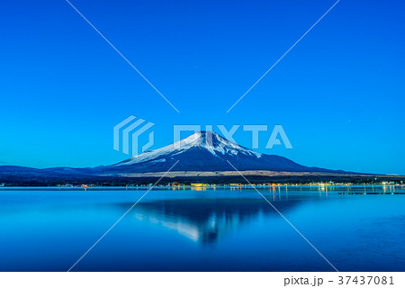 富士山と山中湖の夜景 富士山と山中湖の夜景 37437081