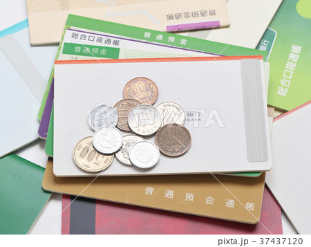 銀行通帳と貨幣 銀行通帳と貨幣 37437120