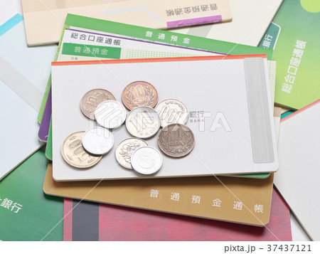 銀行通帳と貨幣 銀行通帳と貨幣 37437121