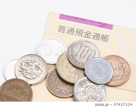 銀行通帳と貨幣 37437124