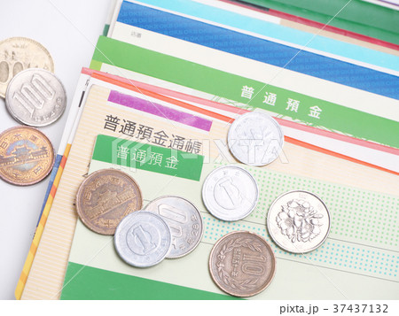銀行通帳と貨幣 銀行通帳と貨幣 37437132