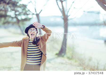 陽気な日本人女性 屋外ポートレートの写真素材