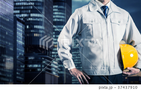 作業服の男性 建物の背景 作業服の男性 建物の背景 37437910