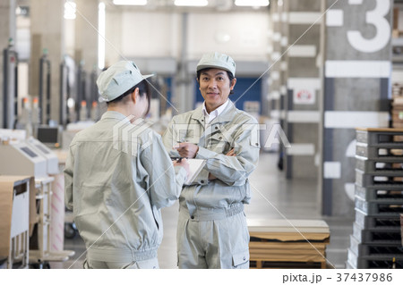工場・作業員 37437986