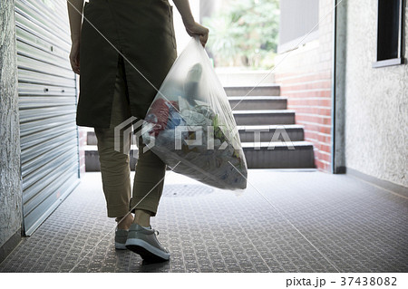 ゴミ捨て　 37438082