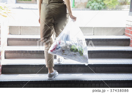 ゴミ捨て　 37438086