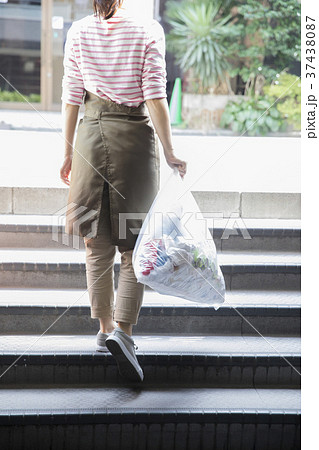 ゴミ捨て　 37438087