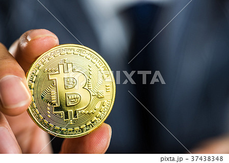 ビットコインを持っているビジネスマン 37438348