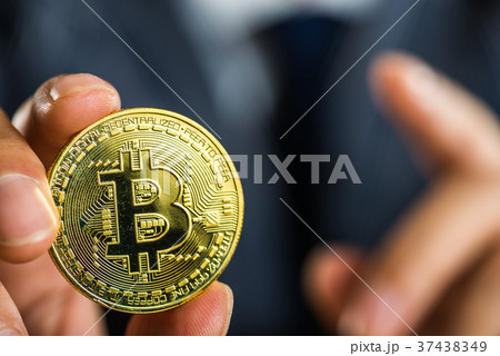 ビットコインを持っているビジネスマン 37438349