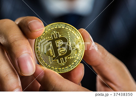 ビットコインを持っているビジネスマン ビットコインを持っているビジネスマン 37438350