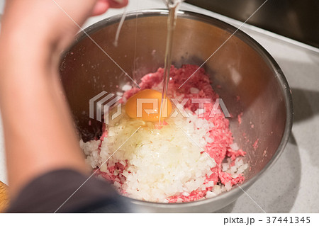 ハンバーグを作る 下ごしらえをする手元 ハンバーグを作る 下ごしらえをする手元 37441345