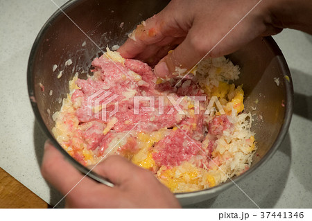ハンバーグを作る　調理する手元 37441346