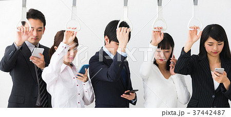 電車に乗る人々 電車に乗る人々 37442487