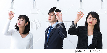 電車に乗る人々 電車に乗る人々 37442488