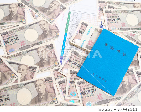 年金手帳と確定申告書類 37442511