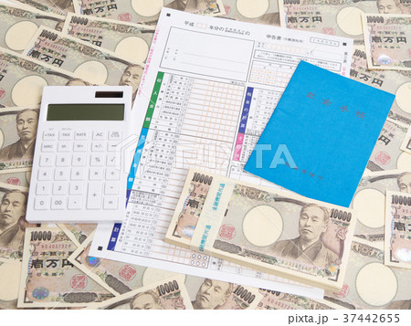 年金手帳と確定申告書類 年金手帳と確定申告書類 37442655