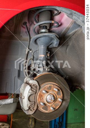 車の足回り サスとブレーキ Car Maintenance Brakes Suspensionの写真素材