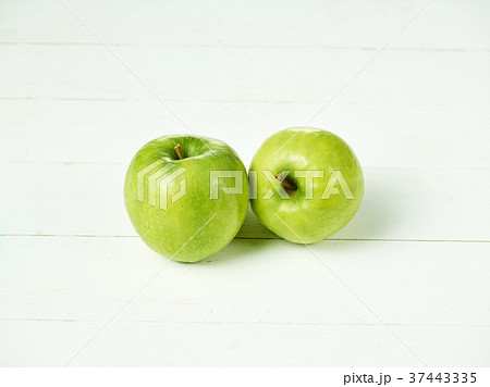 Shot of two fresh green apples with green leaf on 37443335