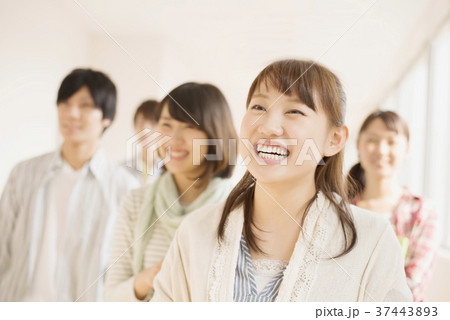 廊下を歩く大学生 廊下を歩く大学生 37443893
