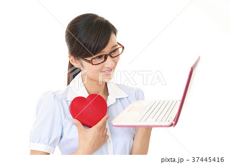 ノートパソコンを楽しむ女性 ノートパソコンを楽しむ女性 37445416