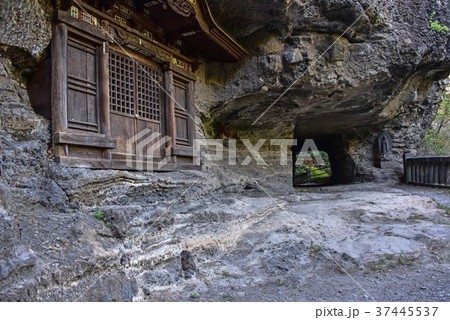 釈尊寺（布引観音）岩にめり込むお堂 37445537