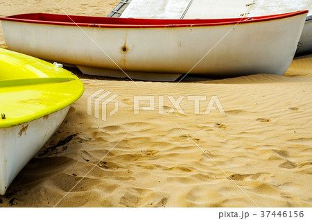 boat on the sand, beautiful sandy beach 37446156