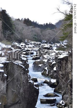 冬の厳美渓の写真素材