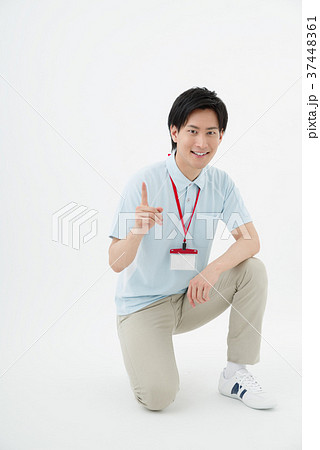 ポロシャツの男性職員の写真素材