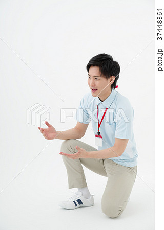 ポロシャツの男性職員 ポロシャツの男性職員 37448364