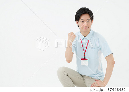 ポロシャツの男性職員 37448482