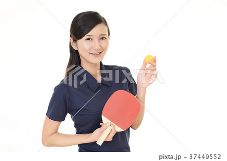 卓球を楽しむ女性 37449552