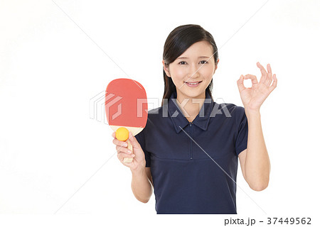 卓球を楽しむ女性 37449562