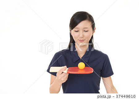 卓球を楽しむ女性 卓球を楽しむ女性 37449610