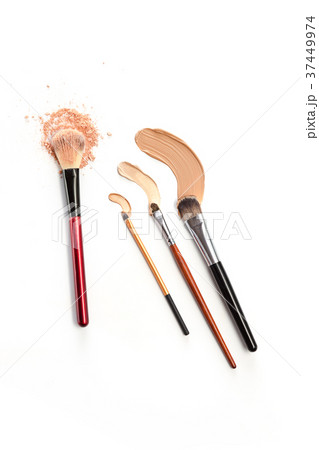 Close-up of crushed mineral shimmer powder golden 37449974