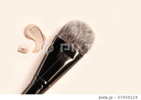 Cosmetic foundation cream and powder with brush Cosmetic foundation cream and powder with brush 37450124