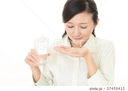 サプリメントを飲む女性 サプリメントを飲む女性 37450412