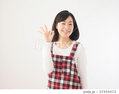 笑顔でOKサインをする女性 笑顔でOKサインをする女性 37450473
