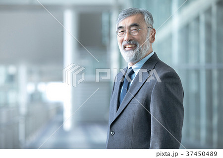 ビジネスマン　幹部社員　社長イメージ　会長　ビジネスイメージ 37450489