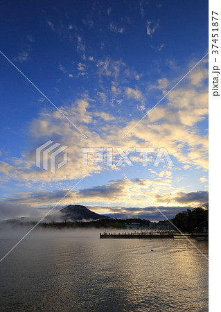 北海道　釧路市阿寒町　早朝の阿寒湖 37451877