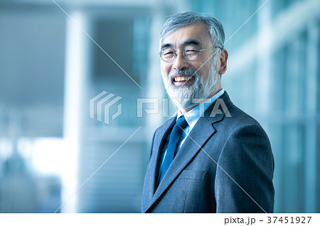 ビジネスマン　幹部社員　社長イメージ　会長　ビジネスイメージ 37451927