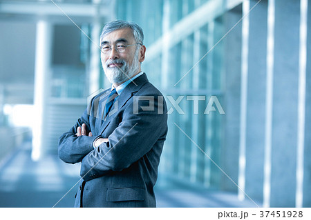 ビジネスマン　幹部社員　社長イメージ　会長　ビジネスイメージ 37451928