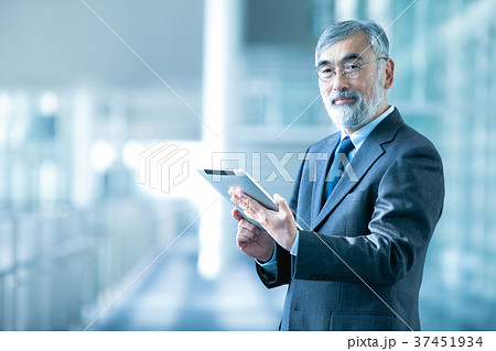 スマホを使うビジネスマン 社長 幹部社員 ビジネスイメージ スマホを使うビジネスマン 社長 幹部社員 ビジネスイメージ 37451934